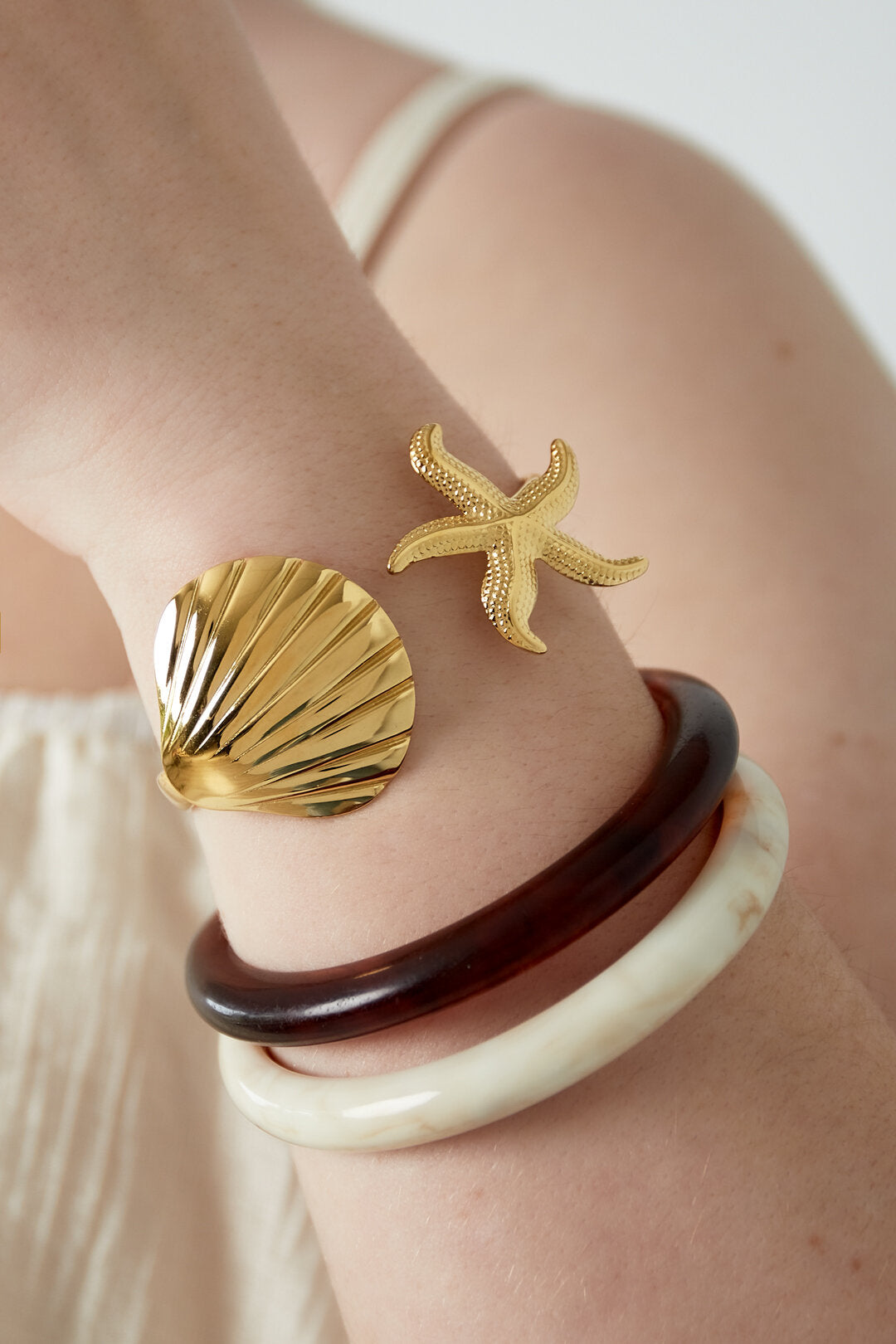 Armreif mit Muscheln und Seesternen
