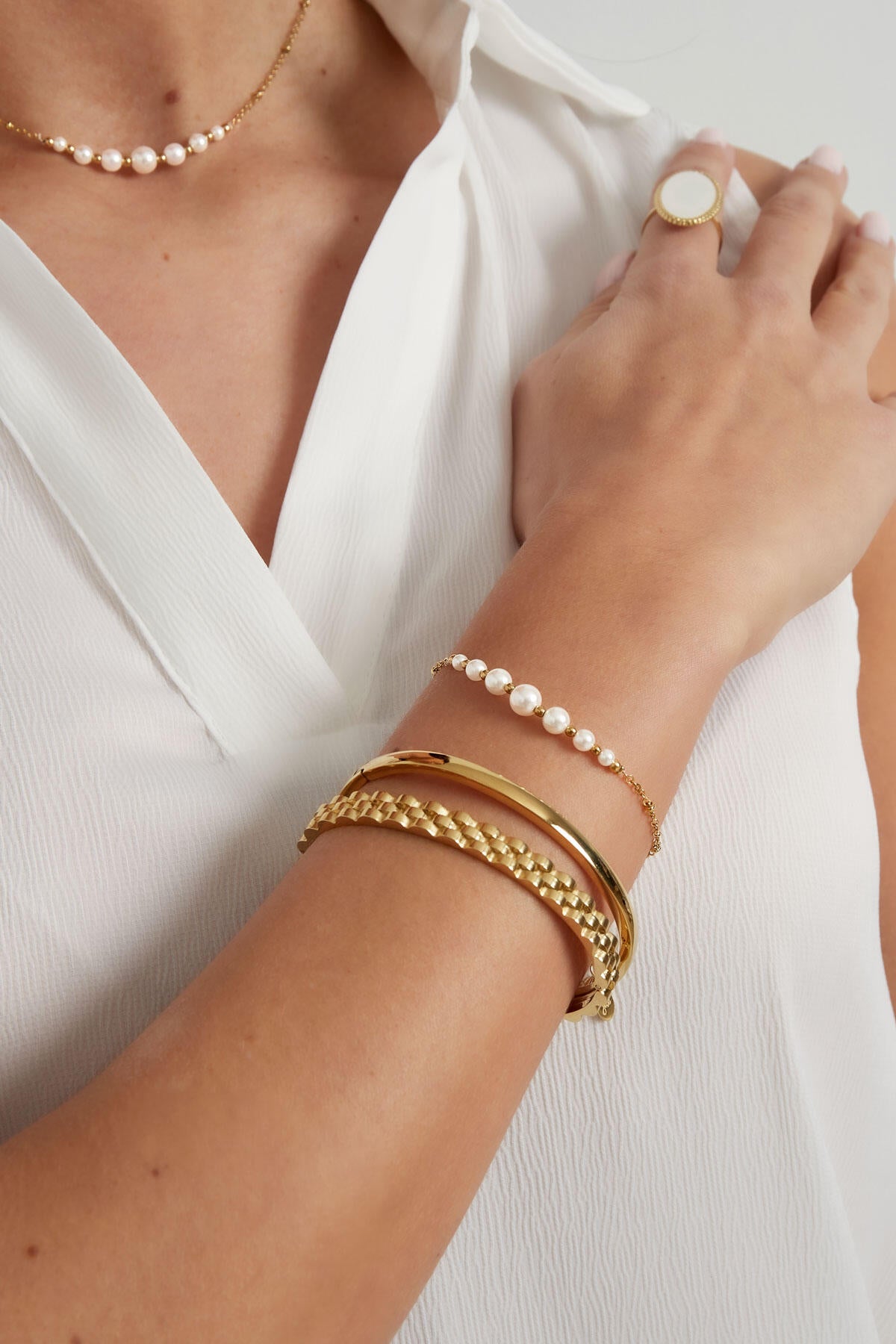 Perlenkette, Perlenarmband und Goldring zur weißen Bluse – Perlen & Glanz von LOVAMORE