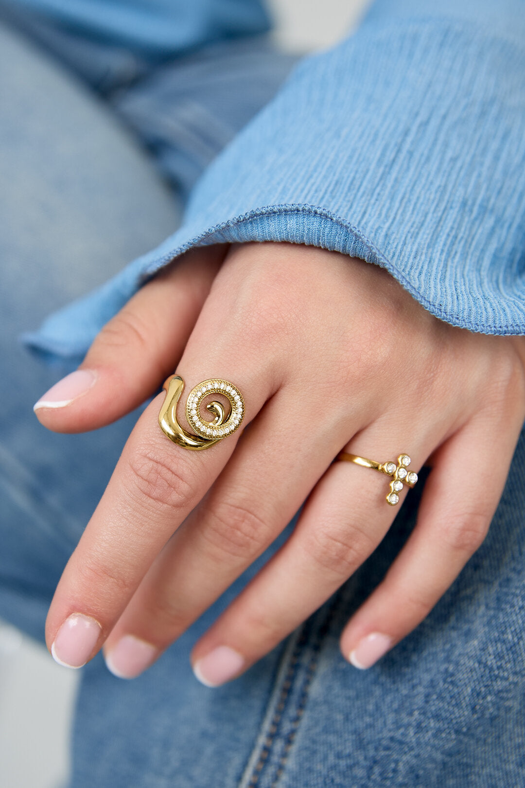 Statement-Ring mit spiralförmiger Muschelform und Steinen
