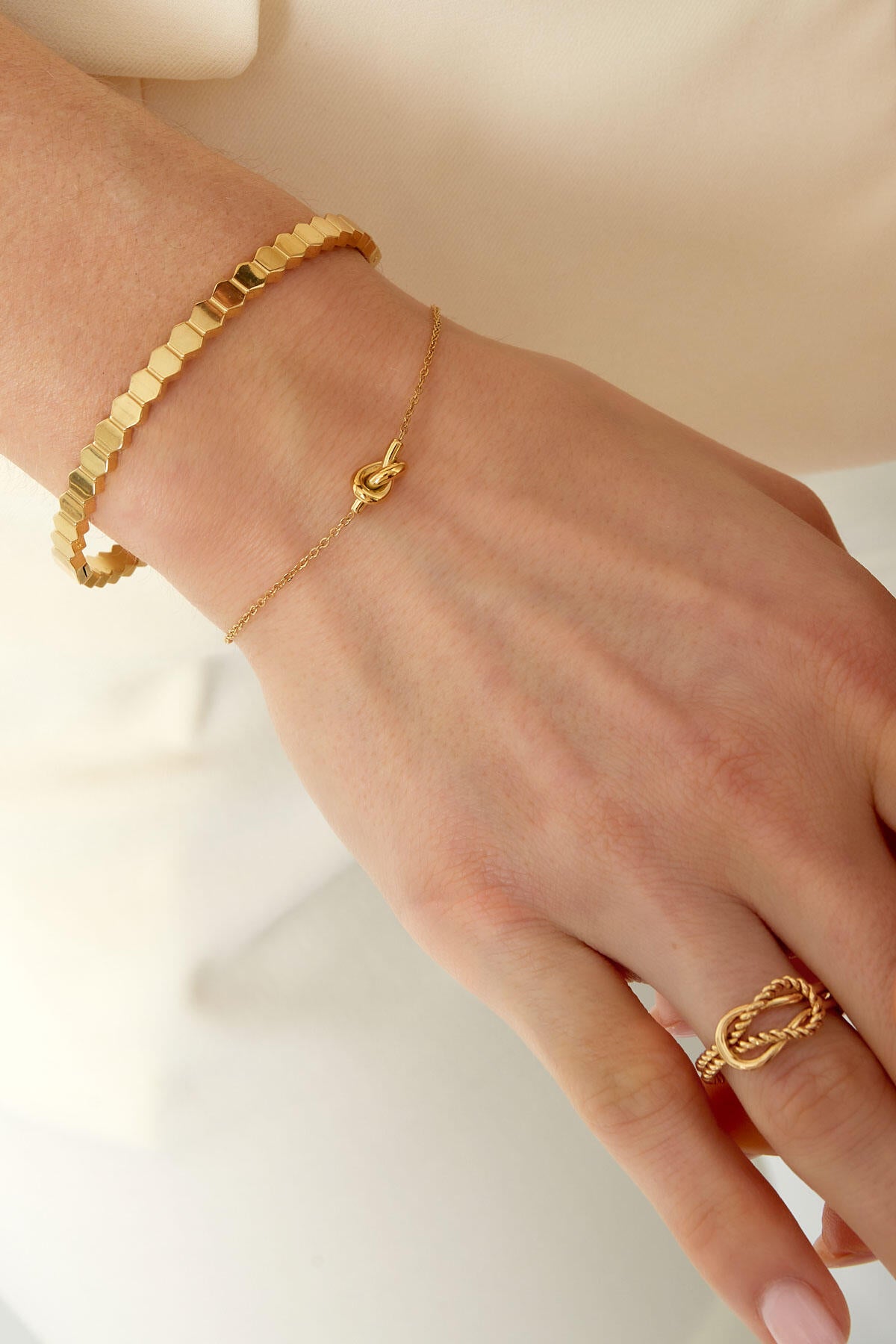 Schlichtes Armband mit geknotetem Anhänger