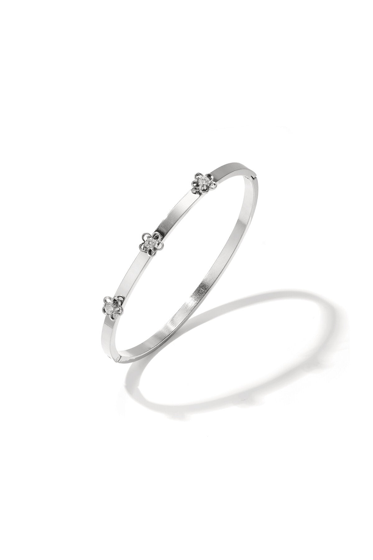 Armreif mit floralen Details und Strasssteinen