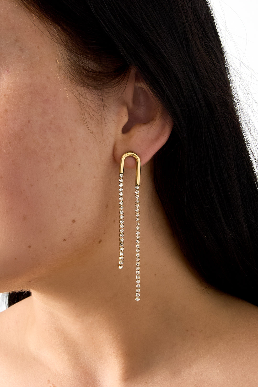 Celine Ohrhänger – Lange Strass-Kette – getragen
