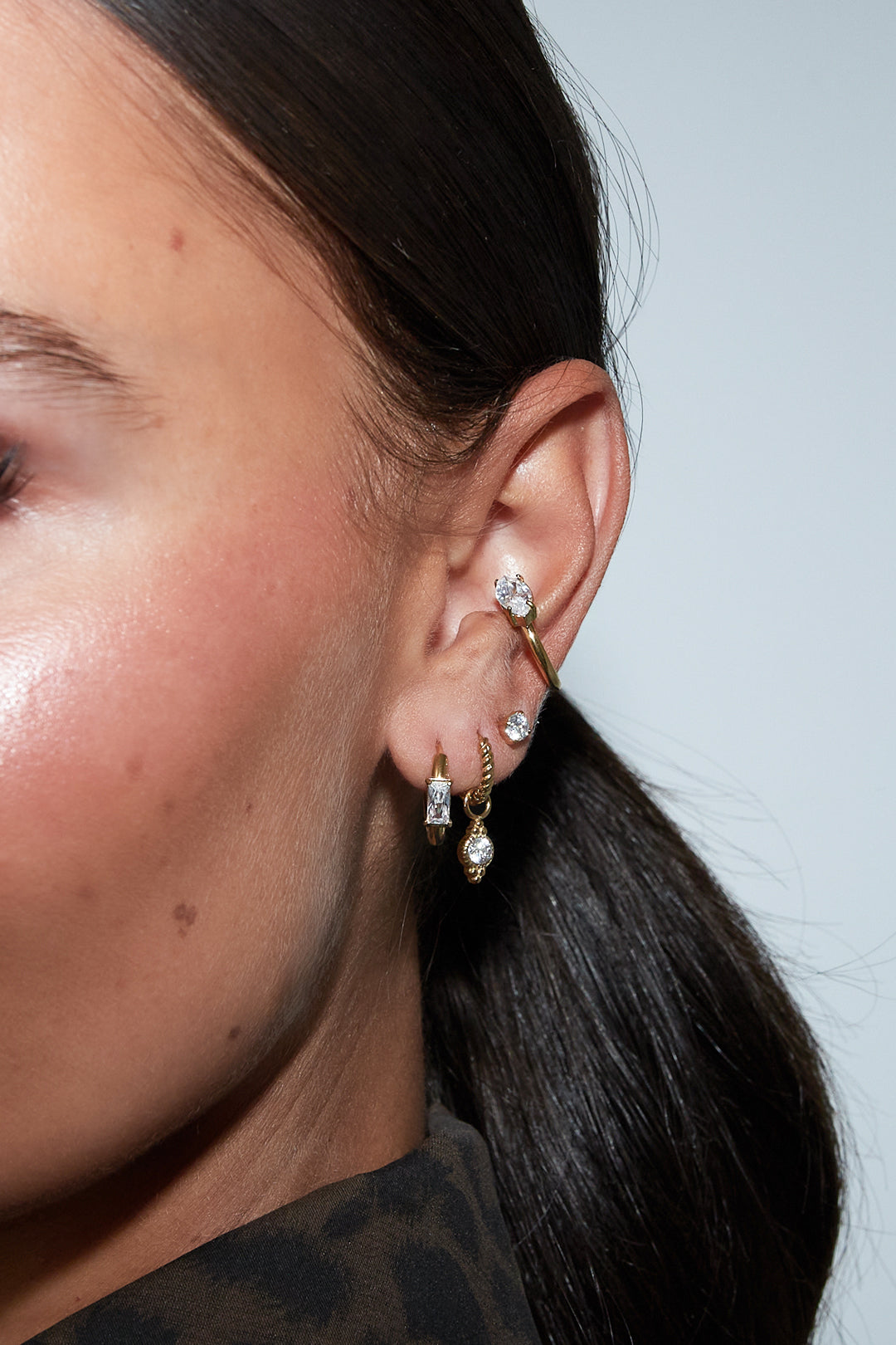 Nila Ear Cuff – Mit Stein – getragen