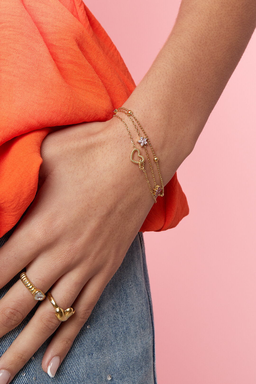 Armband mit verbundenem Herzanhänger