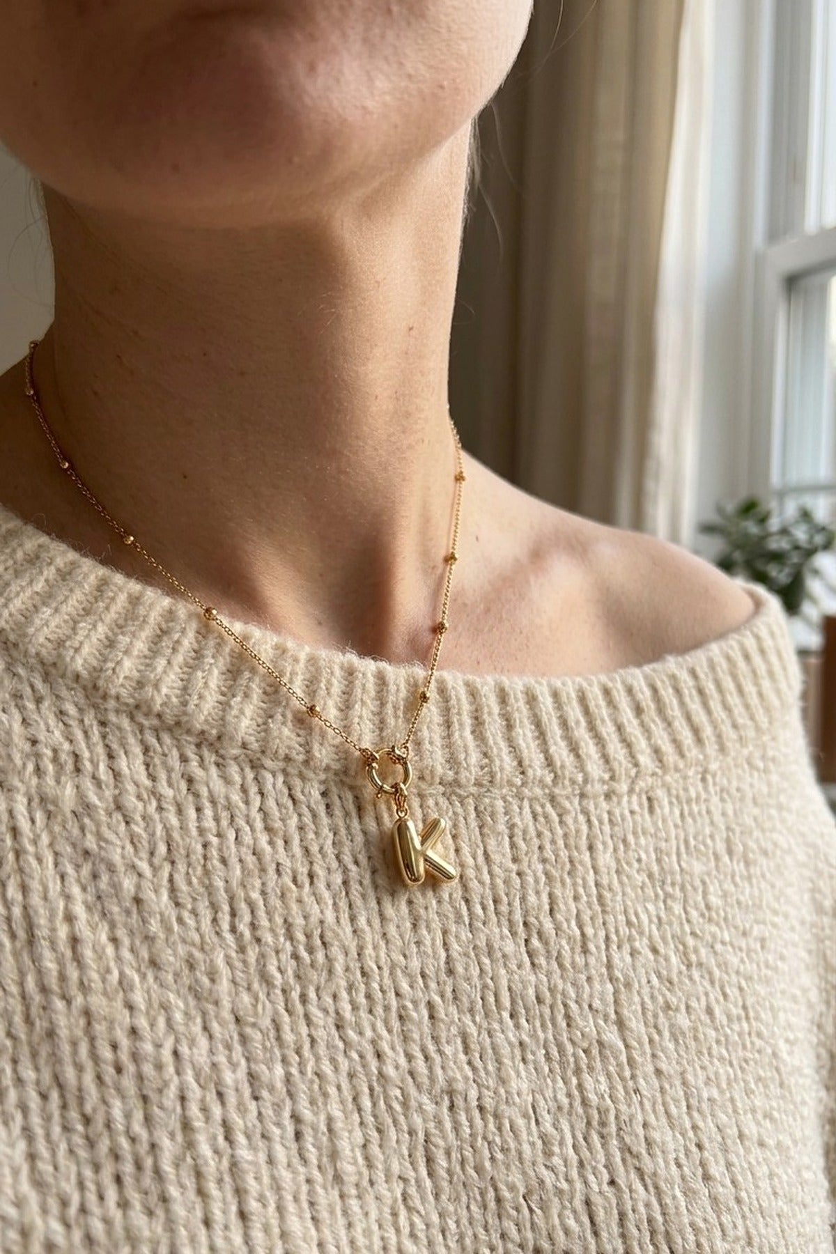 Buchstaben-Anhänger K an der Charm-Kette Fein, getragen – LOVAMORE